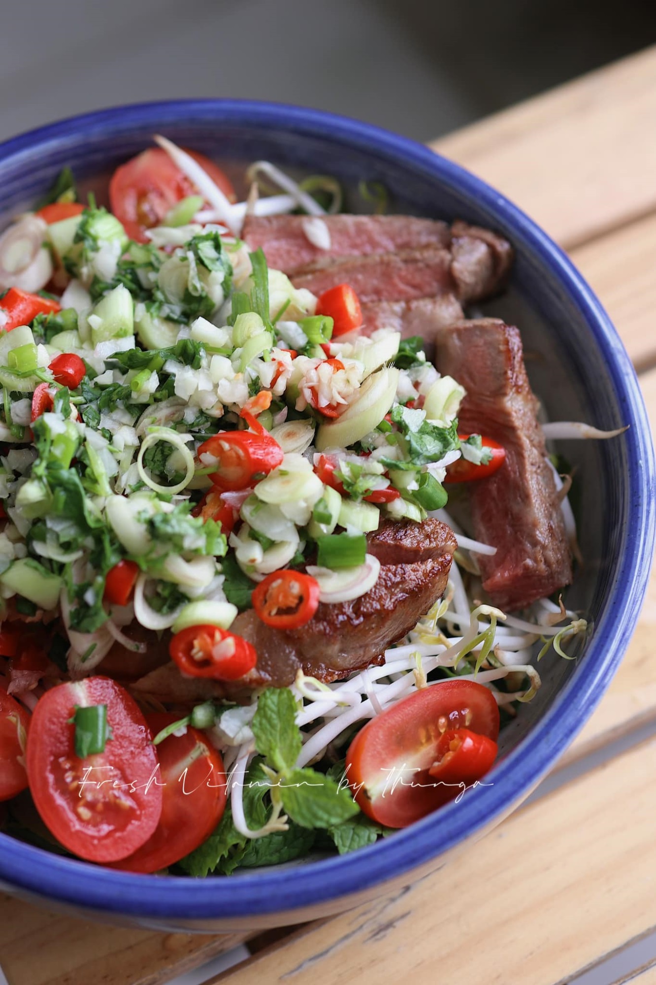 Trưa nay ăn gì: Salad bò xốt Thái chua chua - Bữa trưa thanh đạm, không nhiều calo!-1