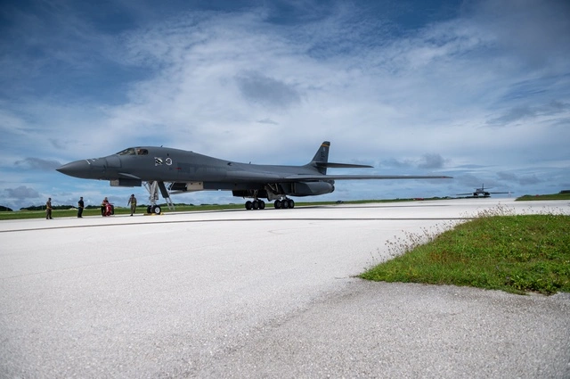 Mỹ đưa máy bay ném bom B-1B đến lại bán đảo Triều Tiên-cover-img