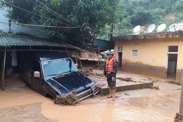 Xót xa loạt ôtô, xe máy ngập bùn bị lũ cuốn trôi ở Nghệ An-1