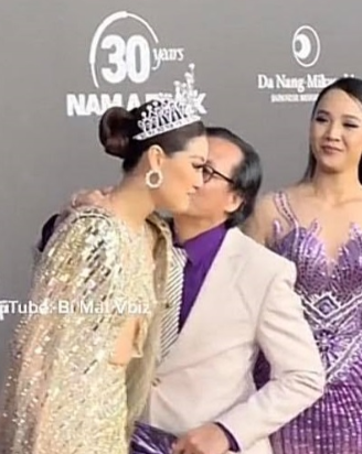Xúc động khoảnh khắc bố Khánh Vân ôm hôn con gái trên thảm đỏ Miss Universe Vietnam-1