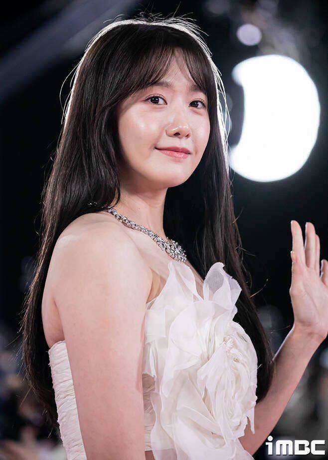 Yoona qua bao mùa trao giải "Rồng xanh": Sắc trắng làm nên thương hiệu-12