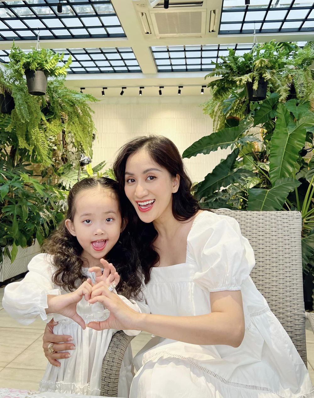 Con gái 4 tuổi của Khánh Thi - Phan Hiển ngày càng điệu đà-10