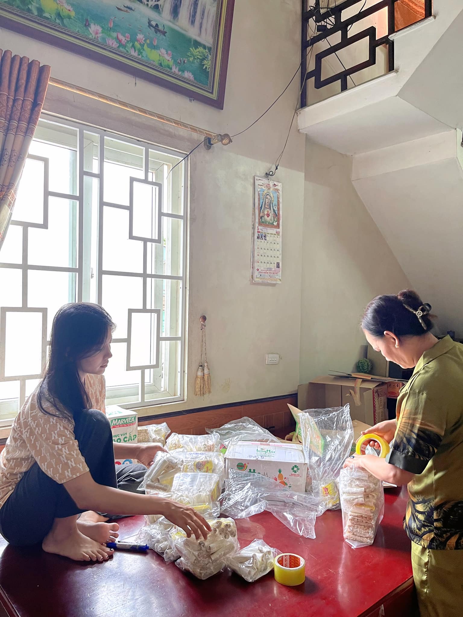 Phan Mạnh Quỳnh về làm kẹo đậu lạc bố mẹ ship cho khách: "Đôi tay thoăn thoắt gói kẹo như lướt phím đàn"-1