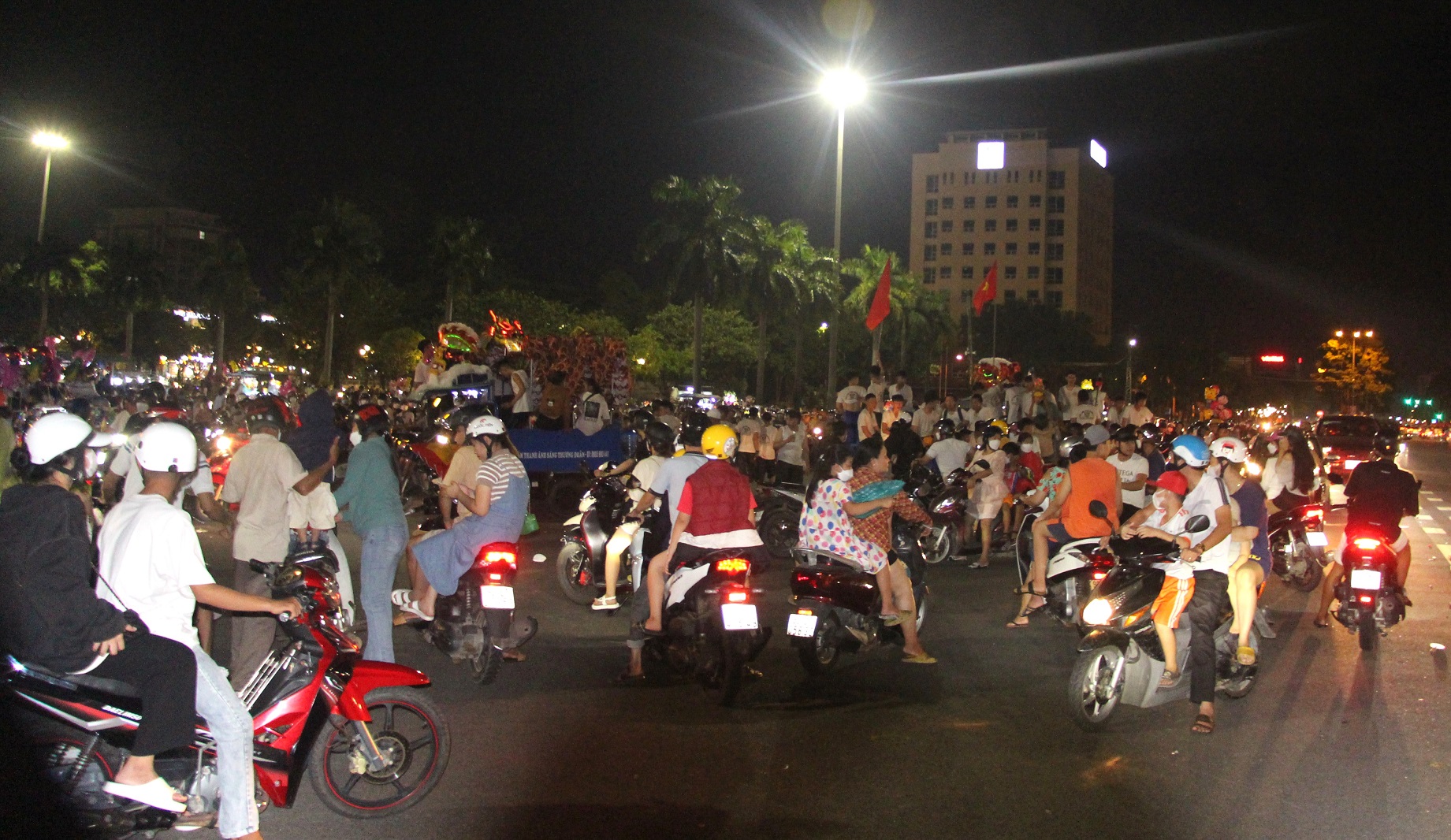 Quảng Nam: Đông nghịt người dân ở TP Tam Kỳ đổ ra đường xem múa lân-7