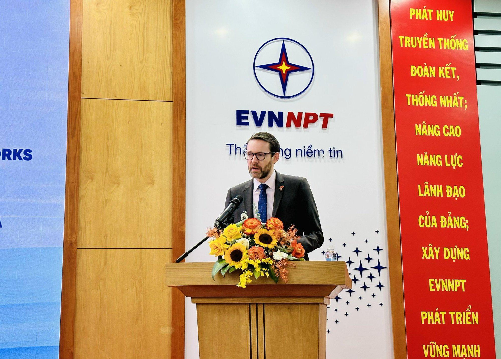 EVNNPT phối hợp với Đại sứ quán Anh tổ chức Hội thảo “Chia sẻ kinh nghiệm của Vương quốc Anh về quản lý dòng tiền, lập báo cáo tài chính; vận hành và quản lý hiệu quả mạng lưới điện quốc gia”-4