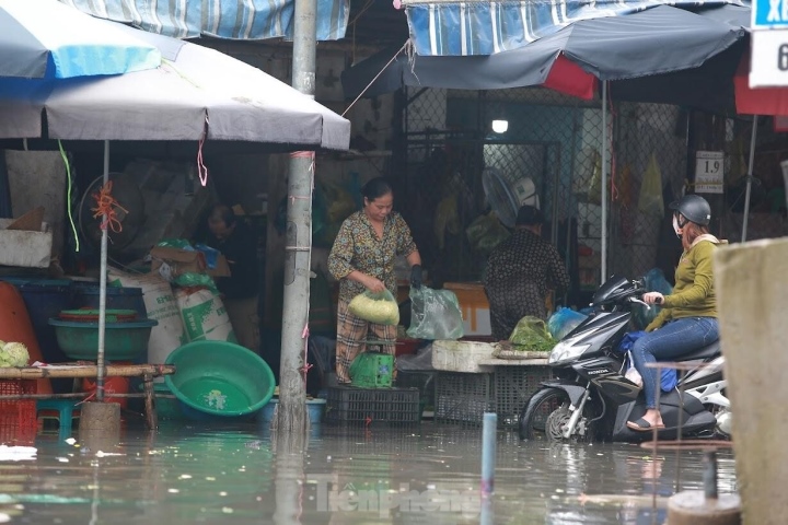 Nước lũ đổ về, chợ đầu mối lớn nhất Nghệ An ngập nặng-9