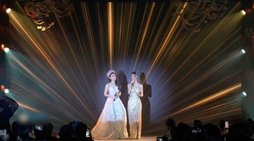 Hoa hậu Mai Phương lần đầu đội vương miện hát trên sân khấu-3