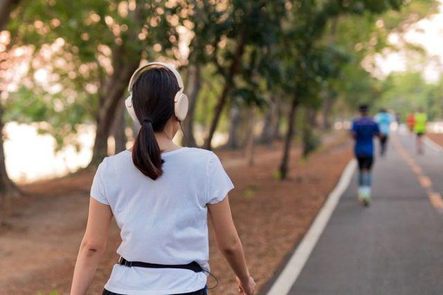 Thói quen lành mạnh được bác sĩ tích cực khuyến nghị, chỉ 2 phút đi bộ sau khi ăn có thể giúp hạ đường huyết hiệu quả-4