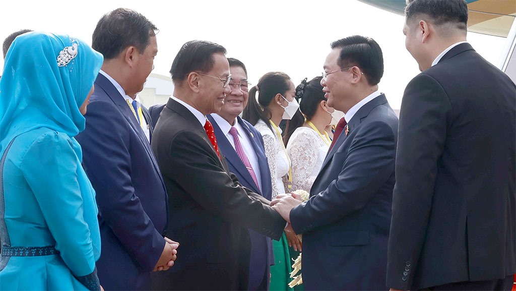 Chủ tịch Quốc hội đến Phnom Penh, bắt đầu thăm chính thức Campuchia-4