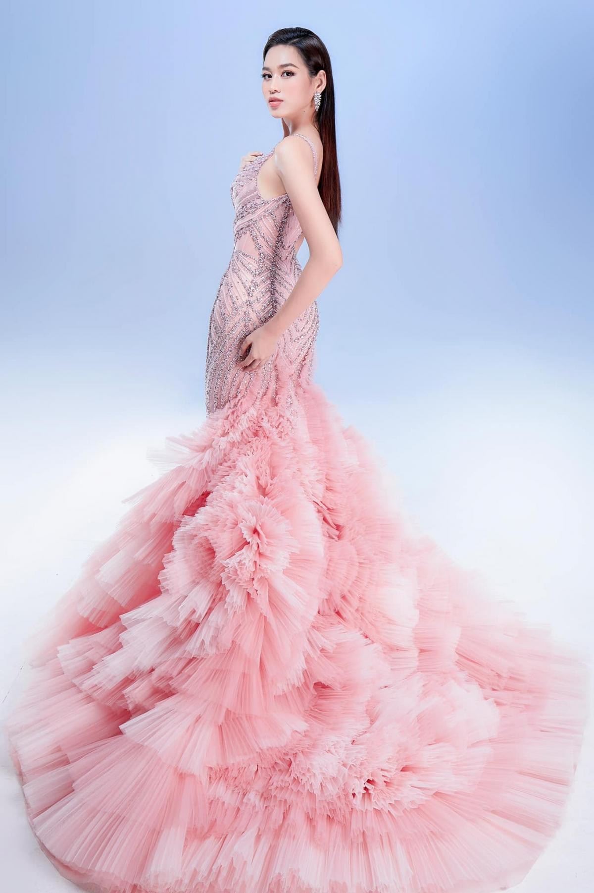 Mặc lại váy chung kết Miss World của Đỗ Thị Hà, Lâm Khánh Chi hóa búp bê quyến rũ ở tuổi 45-8