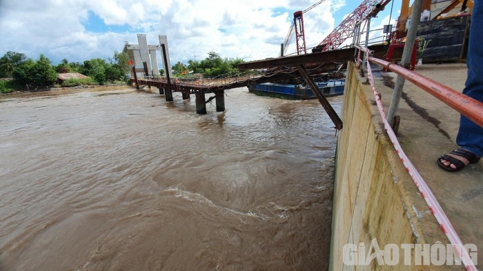 Khoảnh khắc sàn thi công cầu Mỹ Thuận 2 sập kéo 3 công nhân xuống sông-2