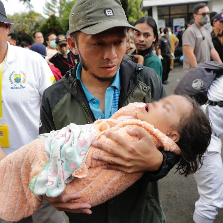 Động đất Indonesia 268 người ra đi: Bố mẹ tay không đào đất cứu con-6