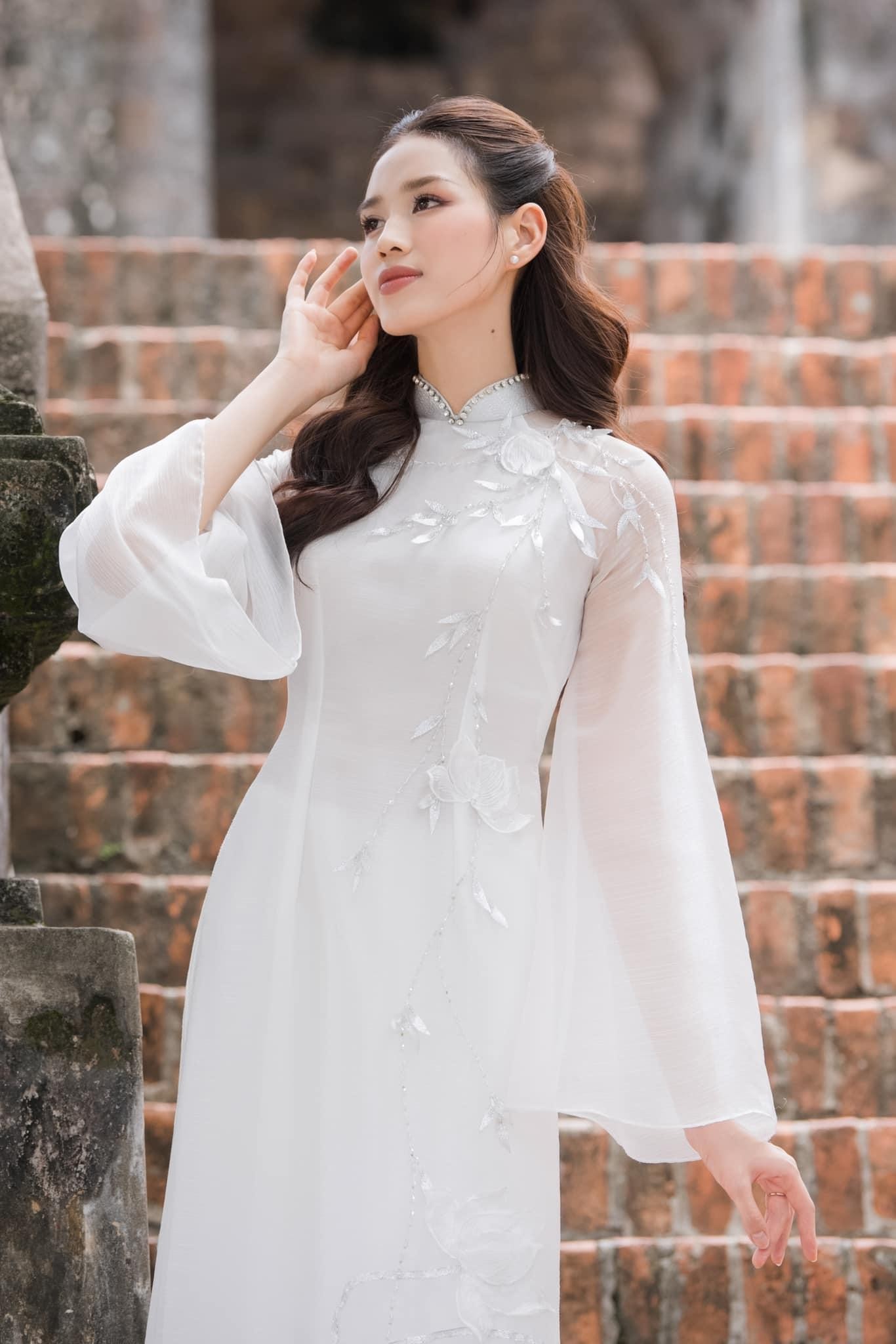 Hoa hậu Đỗ Thị Hà đẹp thuần khiết với áo dài trắng-2