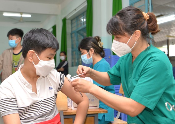 Hoàn thành tiêm chủng vaccine Covid-19 để trẻ an toàn tới trường-2