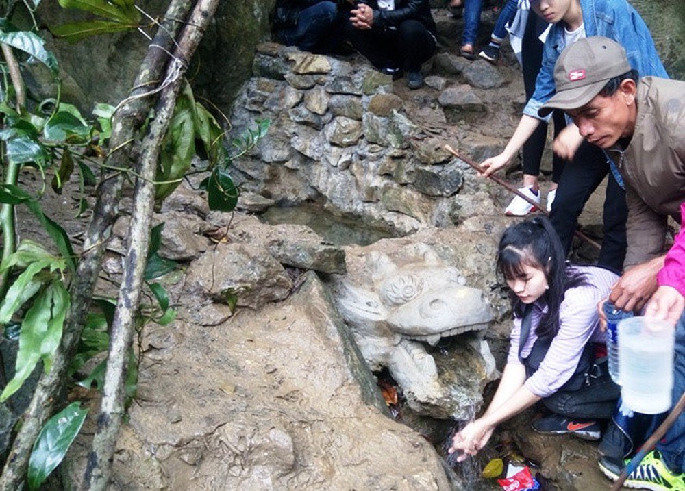 Vượt hơn 1.250 bậc đá chinh phục núi Thần Đinh-3