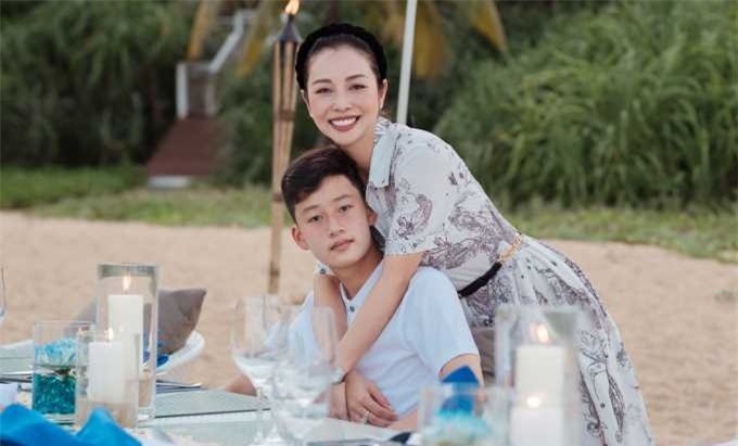 Hôn nhân viên mãn của Jennifer Phạm: Được gia đình chồng cưng chiều hết mức, con chung con riêng yêu thương nhau-5