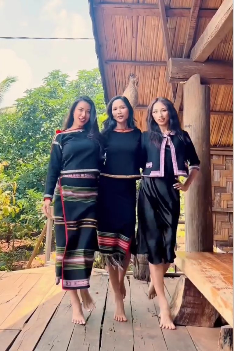 Thời trang đa dạng khi đi dự tiệc cưới của dàn hậu Việt-7