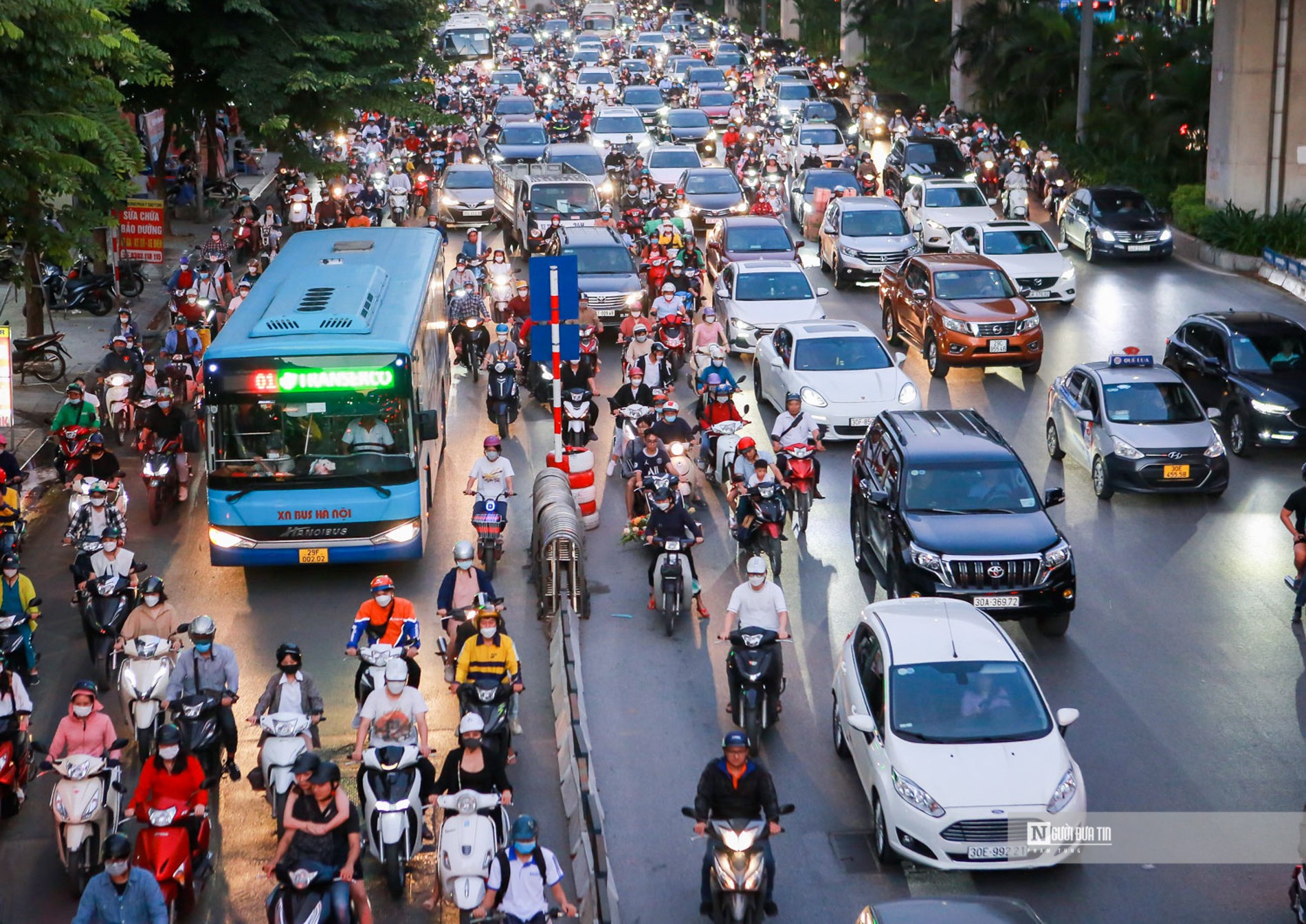 Đường Nguyễn Trãi phân làn "có cũng như không", giao thông hỗn loạn-10