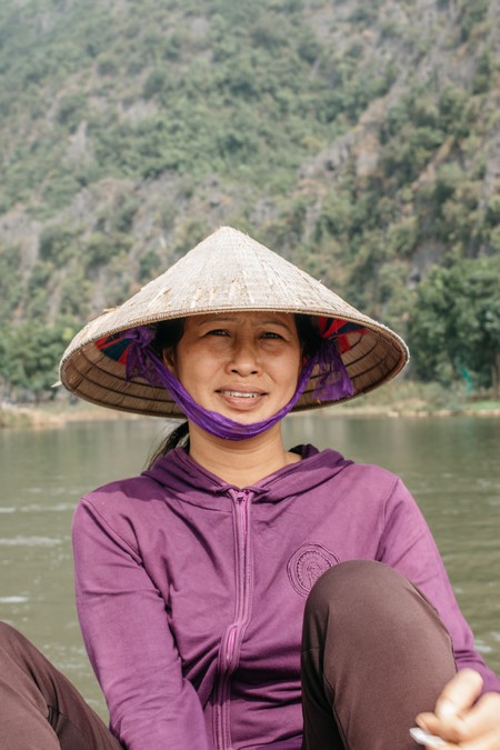 Khách Tây ngạc nhiên với tuyệt chiêu chèo thuyền của người Việt: Kỹ thuật quá đỉnh cao!-2