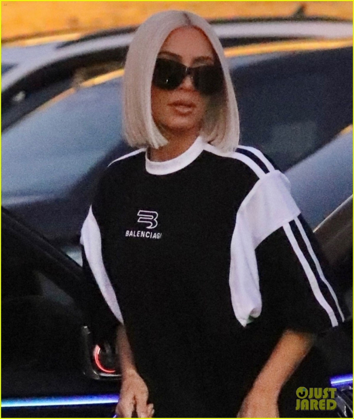 Kim Kardashian cắt tóc trẻ trung, nhuộm màu bạch kim sang chảnh đi ăn tối-4