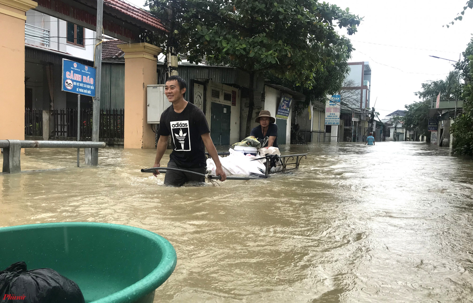 Hàng loạt thủy điện xả lũ, người dân hạ du Nghệ An vội vã chạy lũ-5
