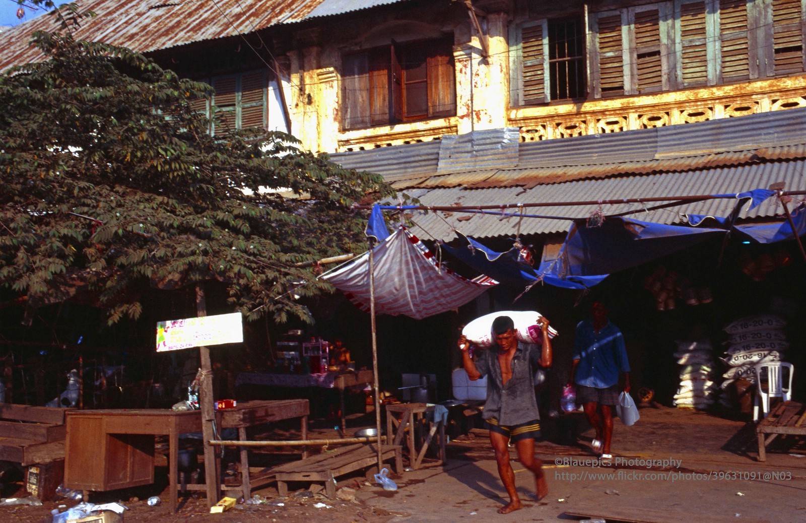 Khám phá vẻ đẹp thô mộc của đất nước Lào cuối thập niên 1990 (2)-4