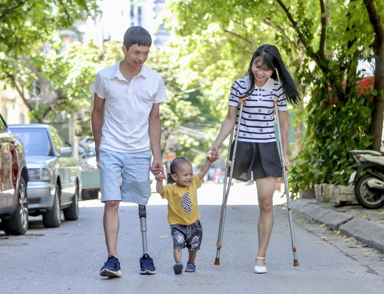 Tổ ấm viên mãn của cặp vợ chồng chỉ có một chân: Con trai 22 tháng tuổi biết đòi lại nạng cho mẹ khi có người trêu-2