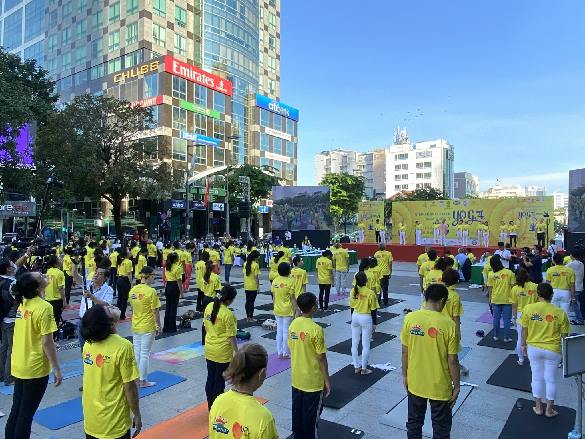 Hơn 1.000 người đồng diễn Ngày Quốc tế Yoga Lần thứ 8-8