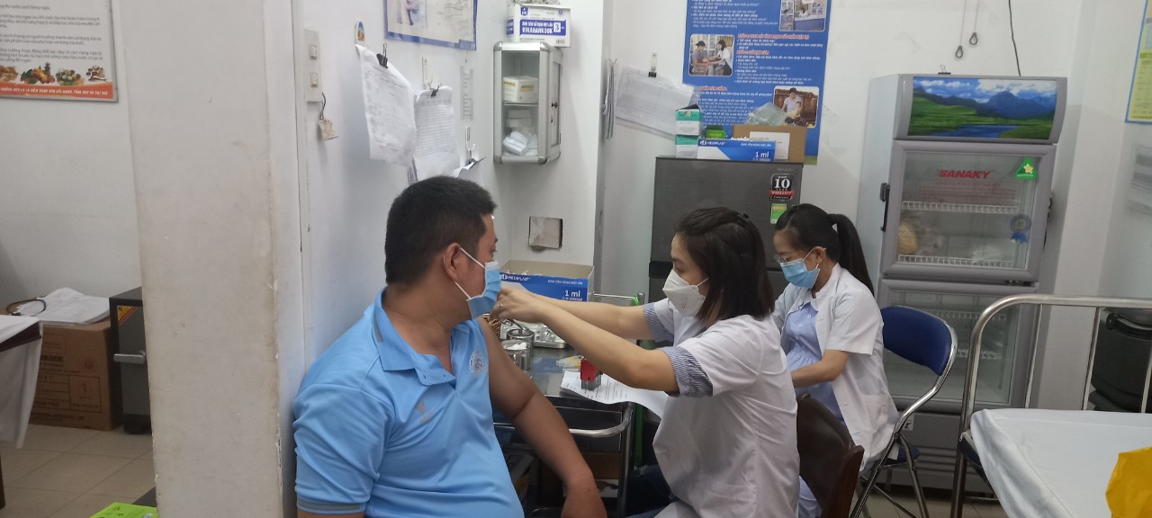 Khánh Hòa: Người dân đi tiêm vaccine COVID-19 mũi 4 đạt cao-3
