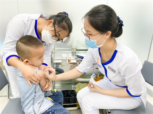 Vắc xin phòng bệnh cho người lớn và trẻ em không bị thiếu và vẫn bình ổn-1