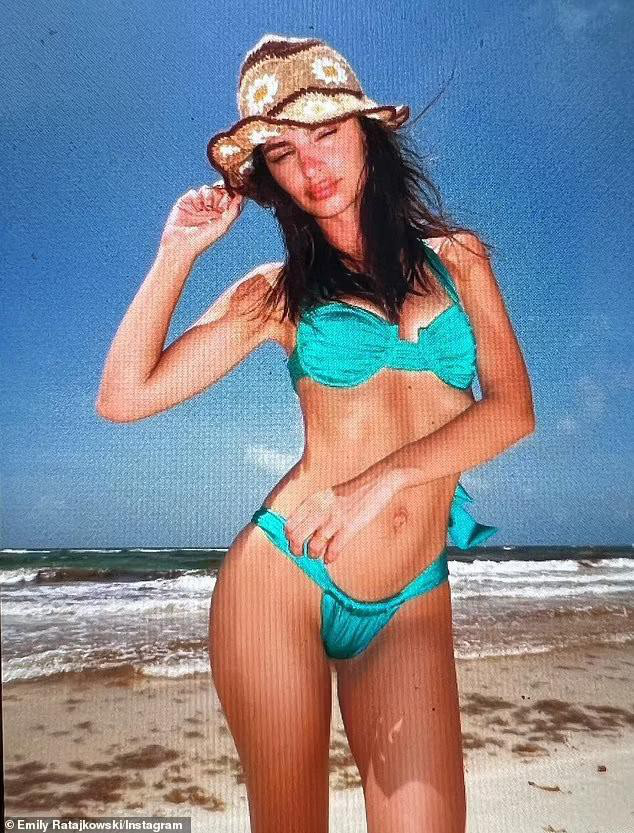 Mẫu nội y Emily Ratajkowski nóng bỏng với bikini trong kỳ nghỉ với chồng-6