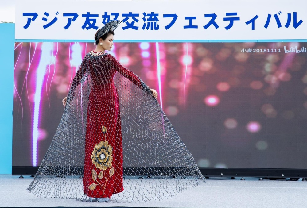 Trang Trần diện áo dài truyền thống, catwalk tại sân khấu Nhật Bản-4