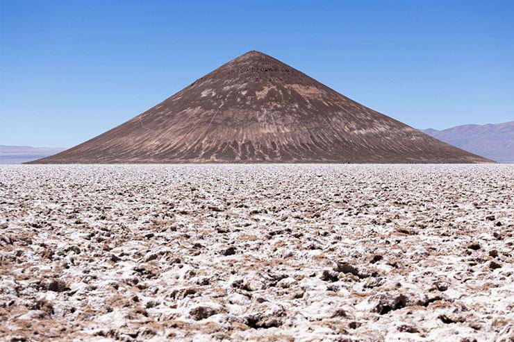 Kim tự tháp bí ẩn giữa cánh đồng muối, có hình nón hoàn hảo nhất TG-3