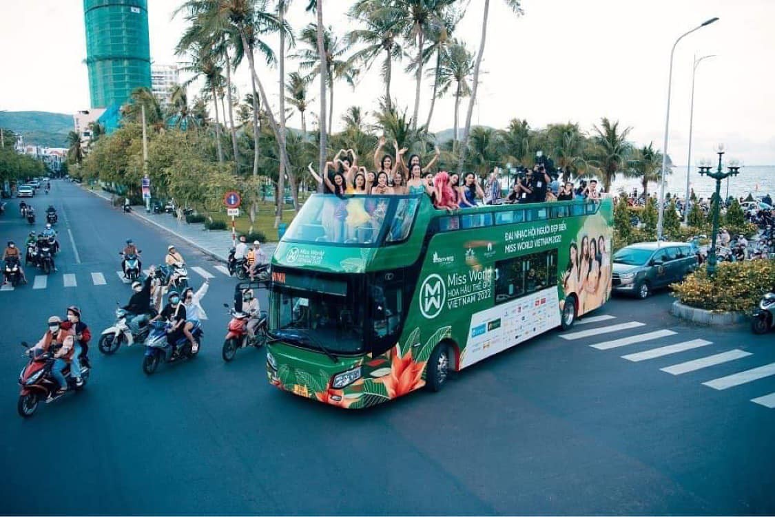 Ban tổ chức lên tiếng vụ thí sinh Hoa hậu Thế giới Việt Nam mặc hở, nhún nhảy trên xe buýt 2 tầng diễu phố-2