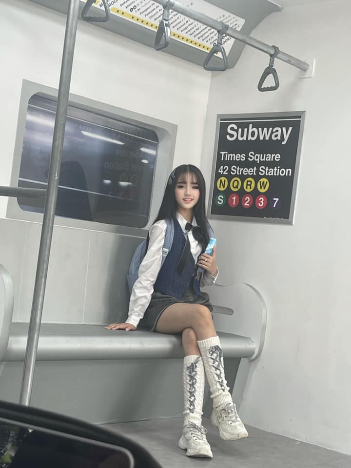 Nữ sinh trung học xinh nổi bật trên tàu điện: Là con gái Bằng Kiều, 13 tuổi có nhà 20 tỷ-2
