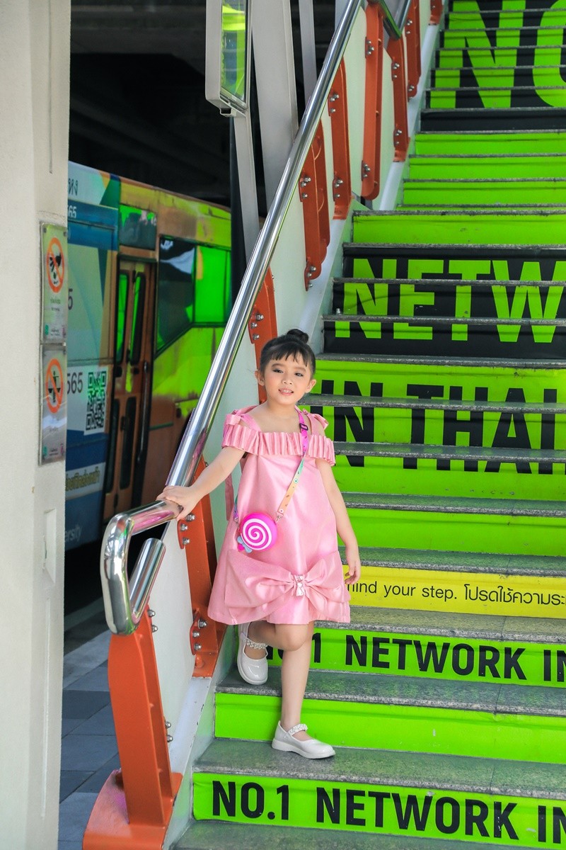 Thần thái chẳng thua kém fashionista của 2 mẫu nhí Việt trên đất Thái-4