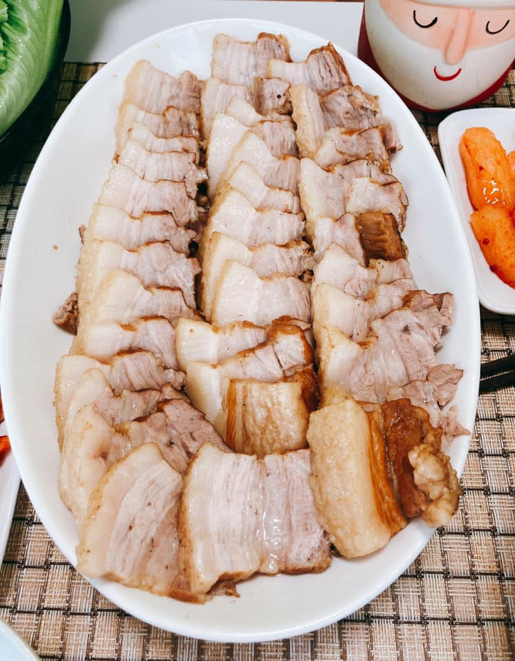 Bàn ăn Hàn Quốc đầy ắp gồm thịt luộc và mỳ kiều mạch trộn cay!-2