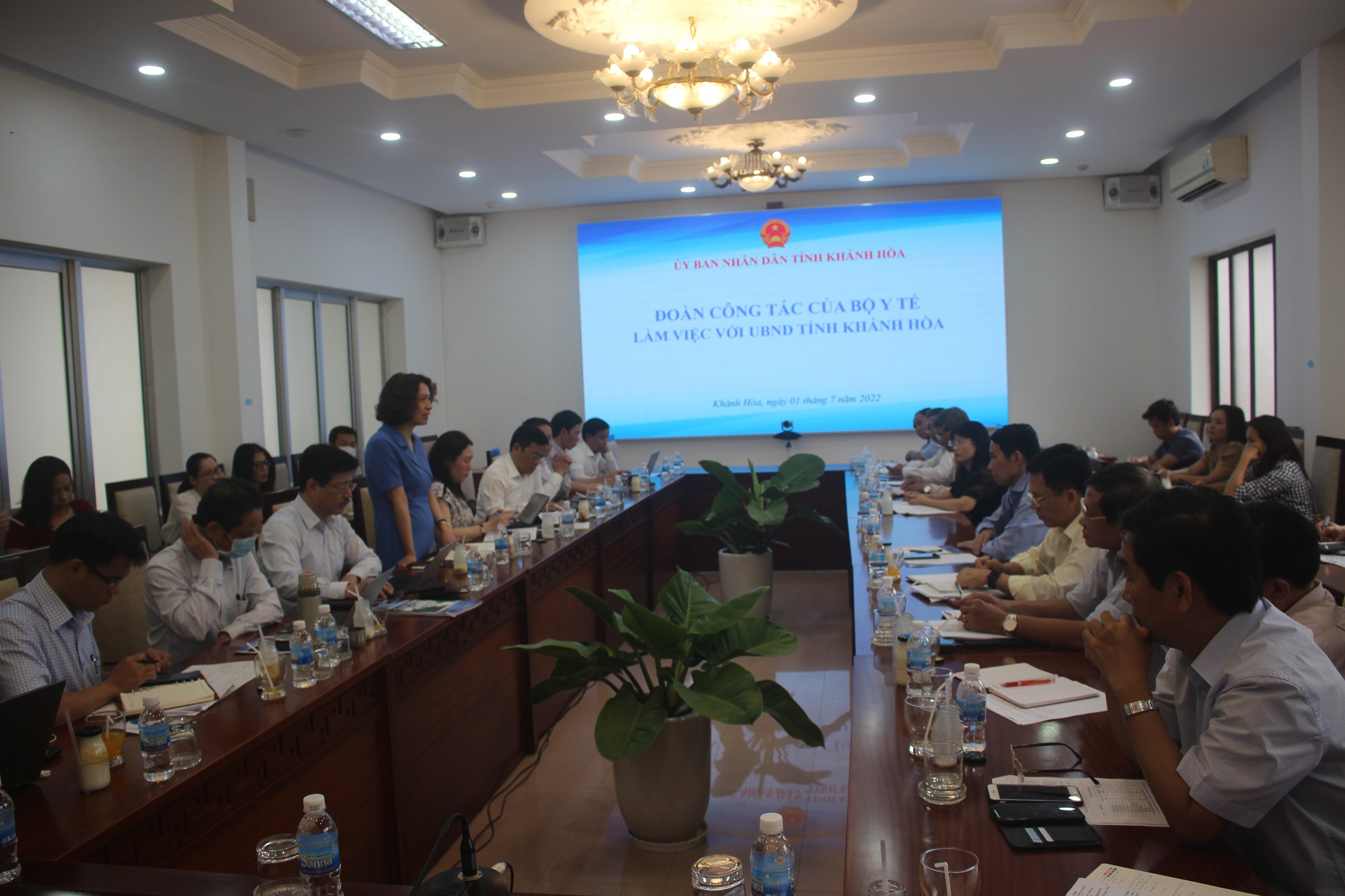 Thứ trưởng Bộ Y tế thị sát 'điểm nóng' sốt xuất huyết và  phòng chống dịch tại Khánh Hòa-2