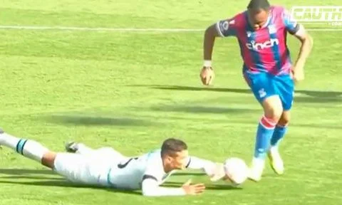 Thiago Silva may mắn thoát thẻ đỏ dù nằm sân dùng tay cản bóng-cover-img