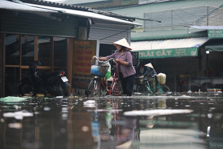 Nước lũ đổ về, chợ đầu mối lớn nhất Nghệ An ngập nặng-3