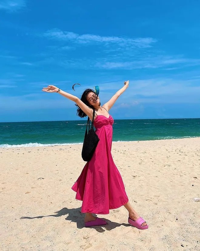Tham khảo 12 set đồ với váy maxi của sao Việt để biết cách lên đồ du lịch đẹp miễn chê-11