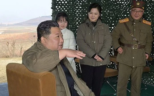 Cận cảnh con gái lãnh đạo Triều Tiên cùng cha xem phóng tên lửa-cover-img