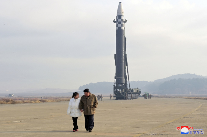 Ông Kim Jong-un dẫn con gái thị sát bãi phóng tên lửa-1