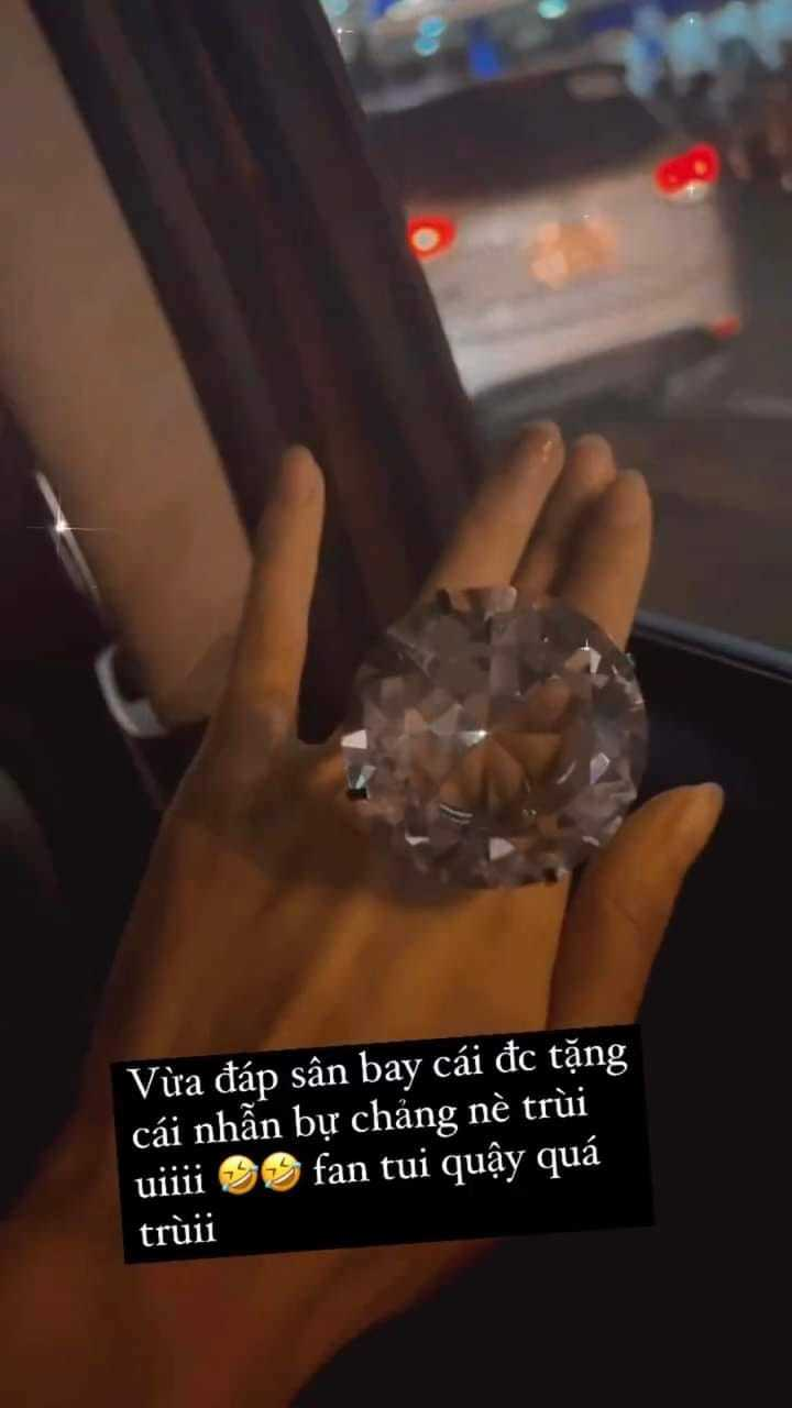 Vừa về đến Việt Nam Thùy Tiên được cầu hôn bằng nhẫn kim cương khổng lồ-2