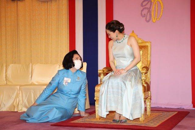 Chỉ cần một bộ váy nhã nhặn và áo choàng đơn giản, hoàng hậu Suthida (Thái Lan) đã thể hiện sự quý phái sang trong tột bậc, chiếm trọn tình cảm của người nhìn-7