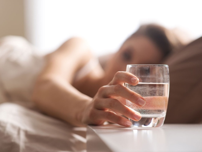 Uống nước trước khi ngủ có phải thói quen của bạn không? Liệu điều đơn giản này có thực sự mang lại hiệu quả giảm cân như lời đồn?-1