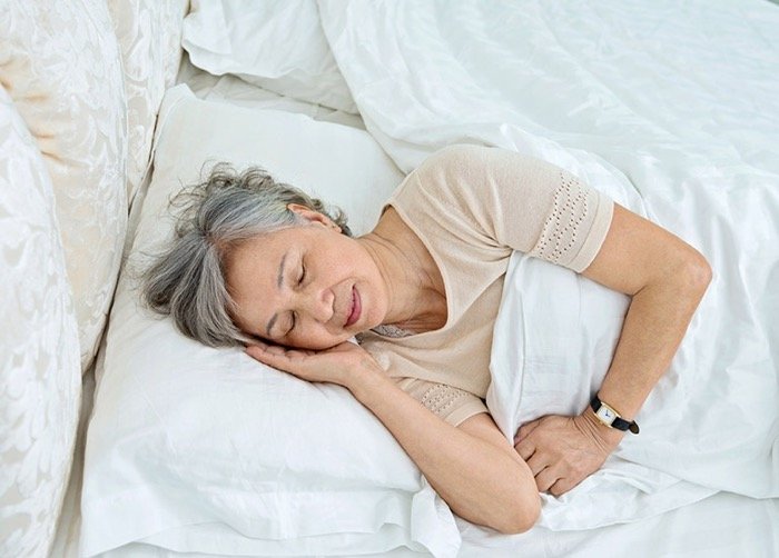 Thói quen khi lên giường gây mất ngủ, gặp ác mộng, hại sức khỏe: Trước người trẻ hay làm giờ người già cũng mắc-3