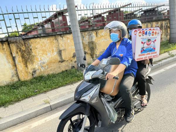 Chạy xe máy khắp phường để tuyên truyền dịch sốt xuất huyết-2
