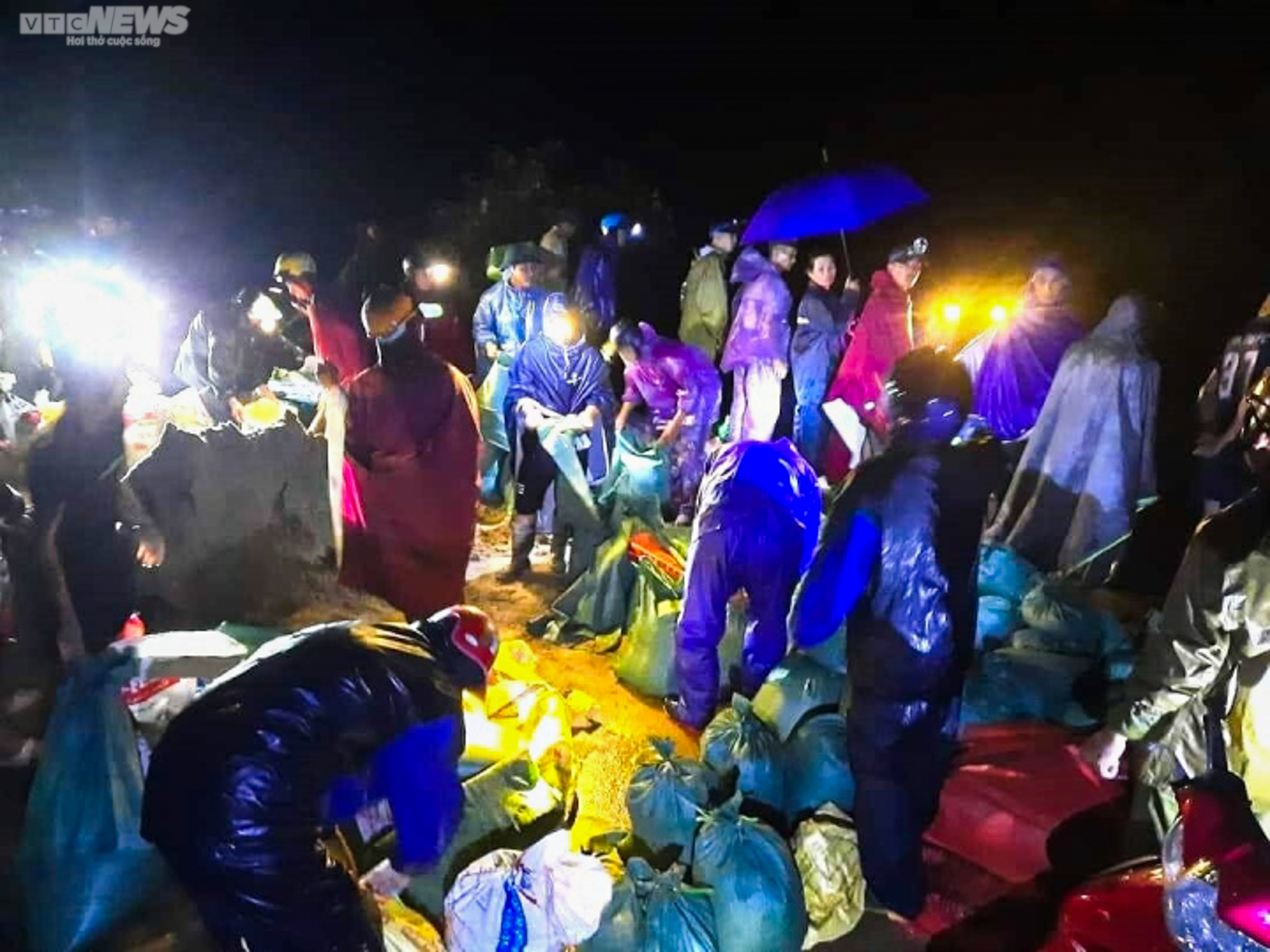 Gần 20 vạn hộ dân xứ Nghệ chìm trong biển lũ, hàng nghìn người đang bị cô lập-2