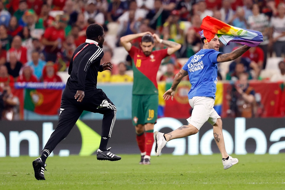 Người đàn ông cầm cờ cầu vồng chạy xuống sân đấu Bồ Đào Nha - Uruguay-1
